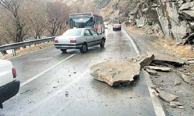 خطر ریزش سنگ و بهمن در جاده‌های کوهستانی البرز